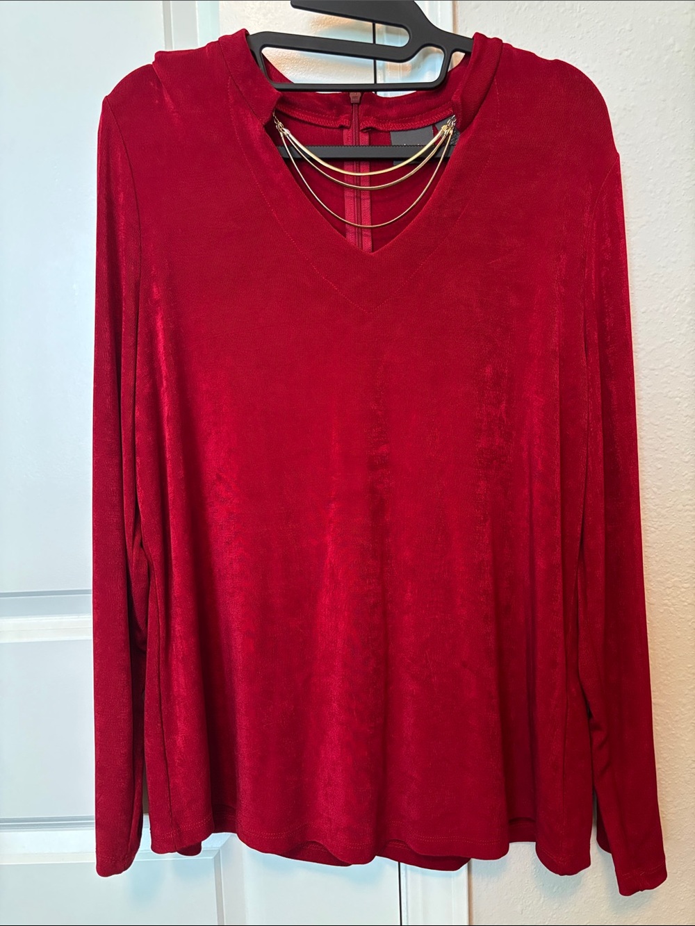 Travelers by Chico’s Red V-Neck Long Sleeve Top Stretch with Gold embellishment